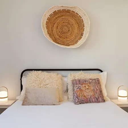 Charming 2 Bedroom With Balcony *