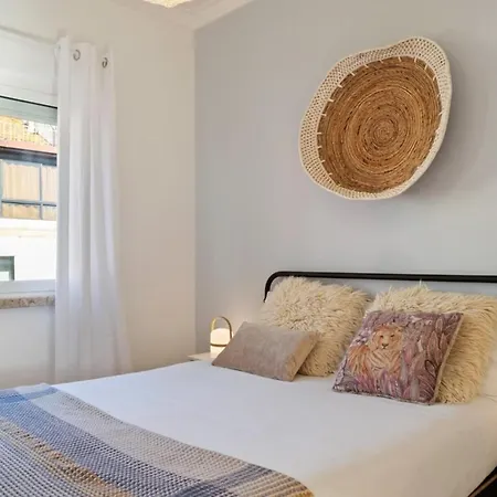 Charming 2 Bedroom With Balcony