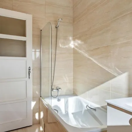Lejlighed Charming 2 Bedroom With Balcony