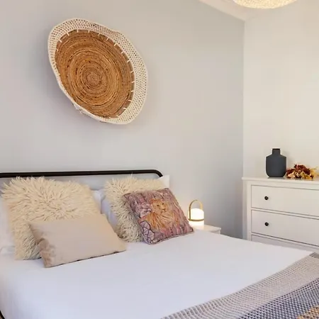 Charming 2 Bedroom With Balcony