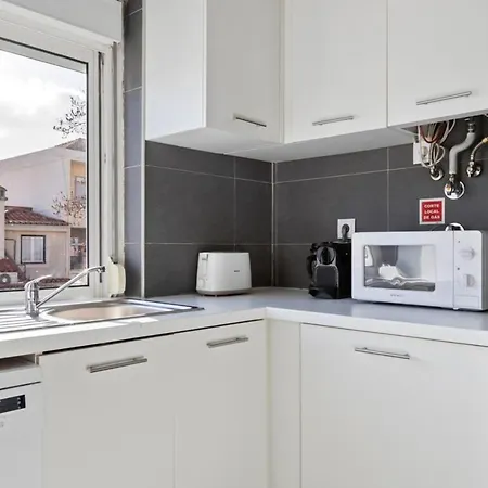 Charming 2 Bedroom With Balcony ליסבון