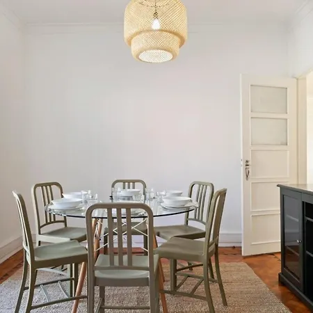 Charming 2 Bedroom With Balcony