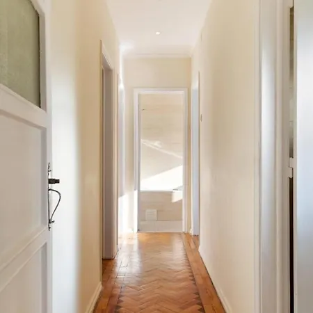 Charming 2 Bedroom With Balcony